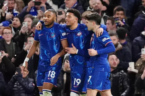 "الفاشلون بمليار جنيه".. كيف يحاول تشيلسي محو عقدة جاري نيفيل؟